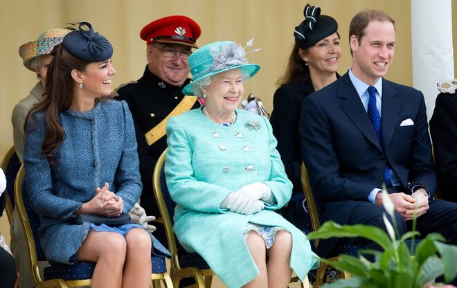 A rainha com os duques de Cambridge numa visita a Vernon Park, a propósito do Jubileu de Diamante do reinado de Isabel II, em 2012.