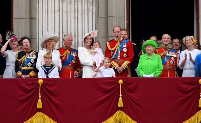 A família real na cerimónia Trooping the Colour, em 2016, quando se celebraram os 90 anos da rainha Isabel II.