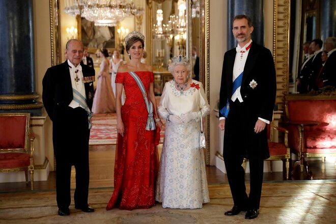 A rainha Isabel II e o príncipe Filipe com os reis de Espanha, num jantar de gala oferecido pela rainha no Palácio de Buckingham, durante a visita oficial dos reis de Espanha a Londres, em julho de 2017.