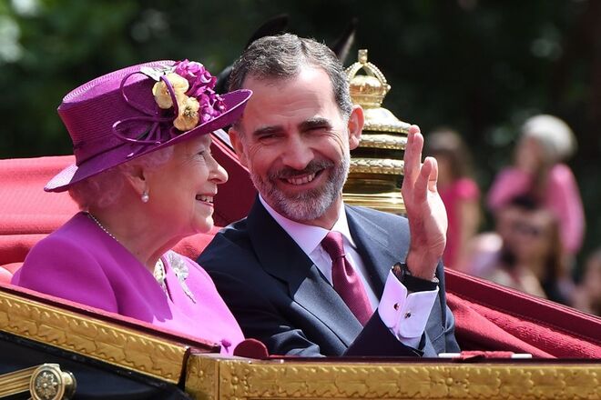 A rainha Isabel II com o rei Felipe VI de Espanha, durante a visita oficial dos reis de Espanha a Londres, em julho de 2017.