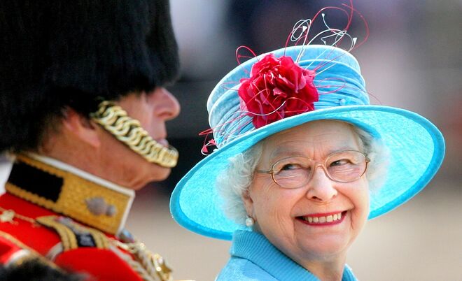 A rainha sorri para o marido na cerimónia Trooping the Colour, em 2009.