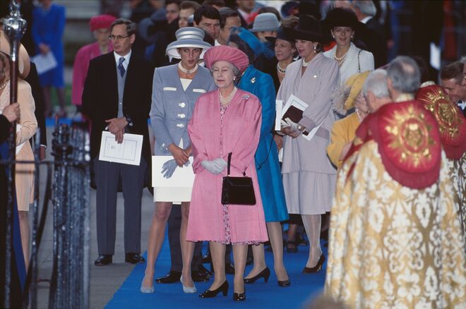 A rainha e a princesa Diana, convidadas de um casamento na Abadia de Westminster, em 1993.