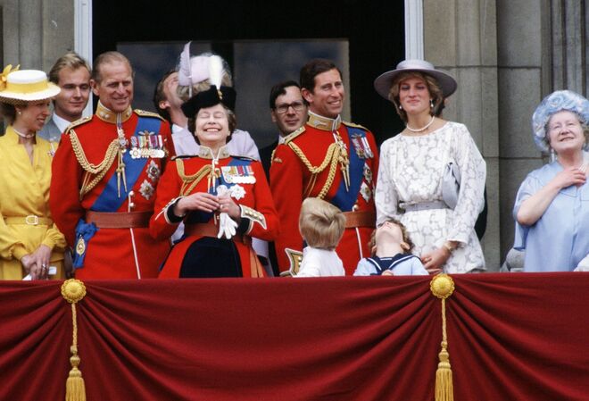 Junho 1983 | Momentos divertidos, durante a cerimónia do Trooping the Colour, à varanda do Palácio de Buckingham.