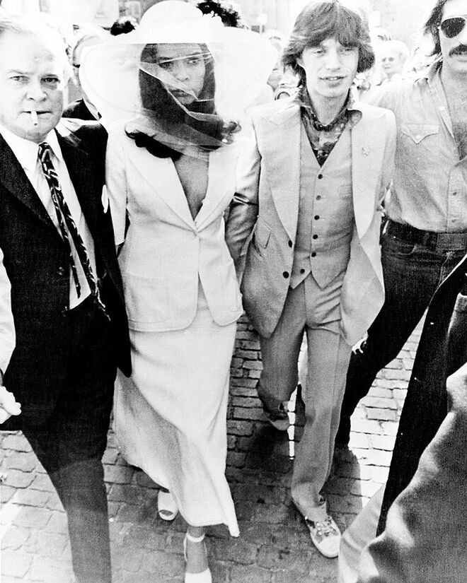 BIANCA JAGGER | Não podemos chamar vestido ao conjunto de blazer e saia que Bianca Jagger usou no seu casamento, mas o look continua a ser um dos mais icónicos e escandalosos até aos dias de hoje.