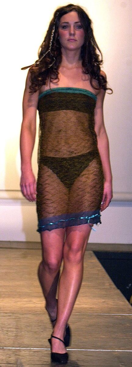 KATE MIDDLETON | O vestido transparente da autoria de Charlotte Todd desfilou na Universidade de St. Andrews no corpo de Kate Middleton na noite em que o Príncipe William se terá apaixonou por ela.