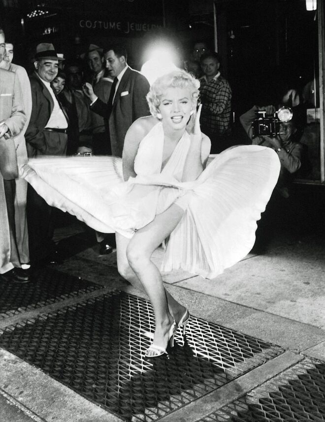 MARILYN MONROE | A cena icónica em que a atriz passa por cima de uma conduta de ar do metro nova-iorquino tem como protagonista um vaporoso vestido branco que ainda hoje é duplicado em festas de máscaras. Foi vendido por 5.52 milhões num leilão em 2011.