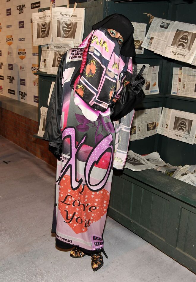 M.I.A. | A artista apareceu nos SCREAM Awards de 2010 com um vestido que a cobria da cabeça aos tornozelos num tecido com a letra da sua canção XXXO. 