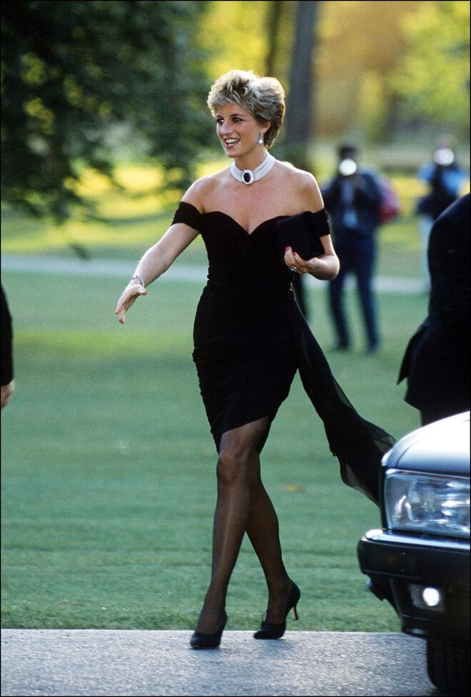PRINCESA DIANA | Diana Spencer teve muitos looks icónicos, mas aquele que ficou conhecido como “o vestido da vingança” foi um modelo justo e com ombros descaídos que escolheu usar na noite em que o Príncipe Charles confessou tê-la traído num programa de televisão.