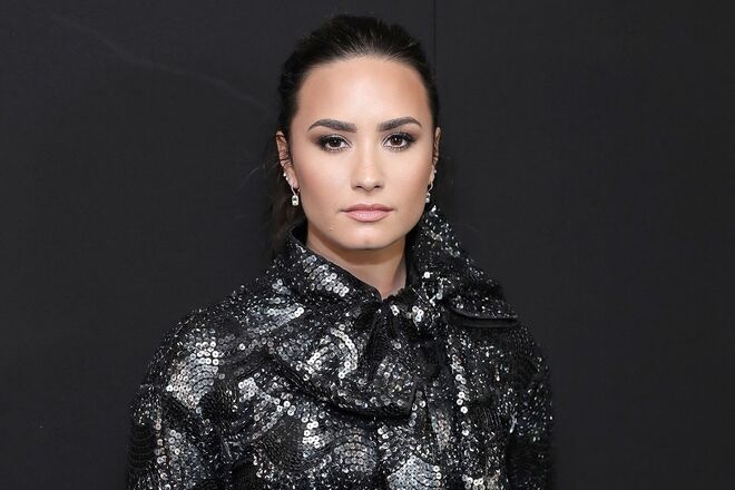 DEMI LOVATO | Outra cantora pop com hits recentes que pode ser uma boa aposta. É muito acarinhada pelo público, mas a mensagem que sempre partilhou sobre a importância de nos sentirmos confortáveis com o nosso corpo não alinha com os valores de perfeição da Victoria’s Secret. 