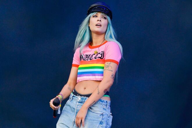 HALSEY | À semelhança de Camila Cabello, Halsey é uma cantora pop jovem e popular entre o público que idealmente assistiria ao desfile da Victoria’s Secret. Seria uma forte aposta para a edição deste ano, embora o look alternativo da cantora possa não encaixar com a sensualidade ultrafeminina das peças da marca.