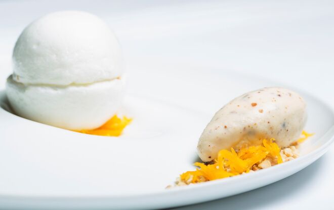 Restaurante Rossio: Farófia em ninho de ovos, com amêndoa torrada e gelado de amêndoa amarga (8€).