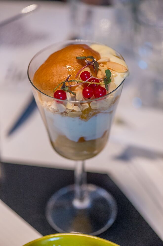 Restaurante Infame: ‘Babás’ com calda de whiskey, diospiros fumados com citrinos, creme de pasteleiro com nata e laranja e amêndoas tostada (€6,50)