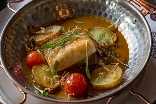 Restaurante Infame: 'Guelra e Paz' com bacalhau com choquinhos, camarão, batata, cebolinha e pimentos (€16).