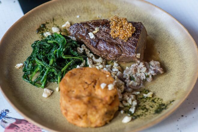 Restaurante Infame: 'Ham Solo' com lombinho de porco, pezinhos, migas de enchidos e pipoca de porco (€16). 