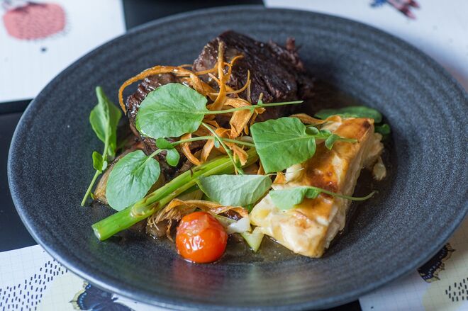 Restaurante Infame: 'Hot Cheeks' com bochechas de vitela, gratin de cheróvia, chalotas, ceboleto grelhado, agrião e crocante de salsify (€16)