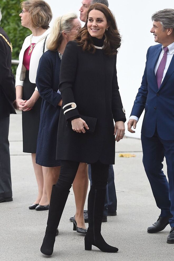 Com um casaco Goat e umas botas Russell&Bromley