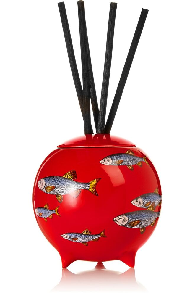 Sardine Rosso Diffusing Sphere, 500 ml, €426, Fornasetti, em net-a-porter.com