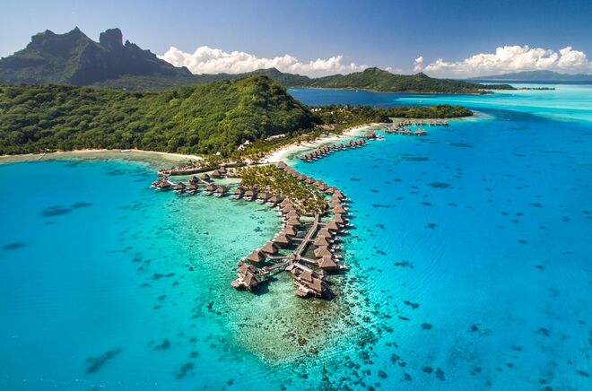 BORA BORA | Nicole Kidman e Keith Urban escolheram o St. Regis Bora Bora como destino para a lua-de-mel, mas não se limitaram a ficar num quarto. O casal alugou uma villa por €12,600 por noite com uma enorme suite sobre a água e serviço de mordomo.