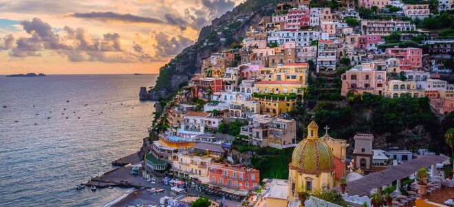 COSTA DE AMALFI, ITÁLIA | Reese Witherspoon, Anna Paquin e David Lauren (filho do designer Ralph Lauren) foram algumas das celebridades que escolheram a costa italiana como destino para as suas luas-de-mel. A vista de Positano, uma das vilas mais bonitas da região, é a favorita de muitos nomes conhecidos. Os casais que por lá passem podem fazer viagens de barco, comprar recordações nas lojas de artesanato e descobrir os restaurantes típicos da zona.