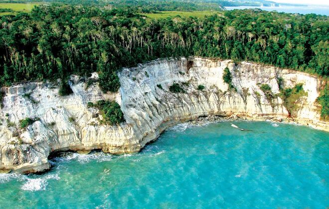 BAÍA, BRASIL | Depois de um casamento muito partilhado nas redes sociais, Solange Knowles voou com o marido Alan Ferguson até ao Brasil. Primeiro pararam em Trancoso, uma antiga ilha piscatória que é hoje um dos pontos de referência do jet set internacional; mais tarde foram para Corumbau, um pequeno paraíso no nordeste do Brasil.