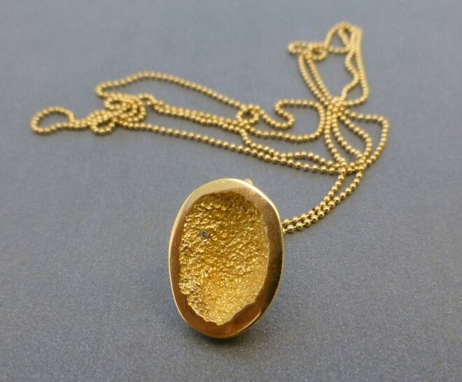 AS 3 JOIAS, NA MINTY SQUARE | A oficina de joalharia contemporânea situada na Baixa da cidade do Porto produz e expõe joias de fabrico artesanal feitas por vários novos designers. as3joias.com 