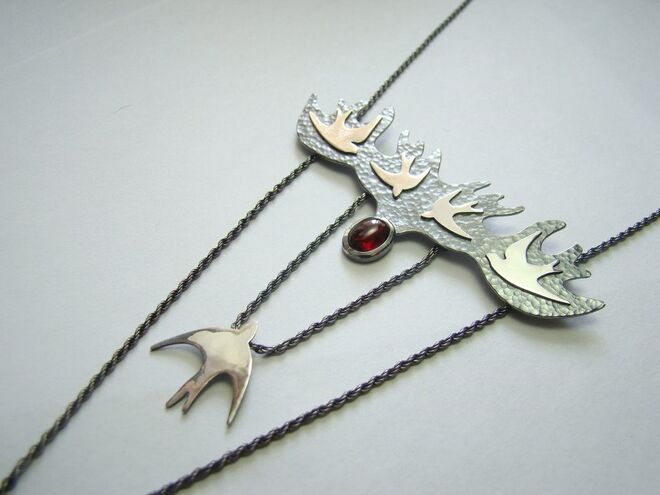 IGLEZIA, NO EL CORTE INGLÉS | Patrícia Iglésias nasceu no Porto, tirou um curso de joalharia no Centro de Joalharia do Porto e agora cria joias feitas à mão que contam histórias. A sua nova coleção chama-se Water Flow e inspira-se nos movimentos da água. iglezia.com