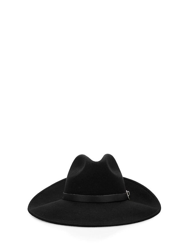 Chapéu, €69,90, Guess