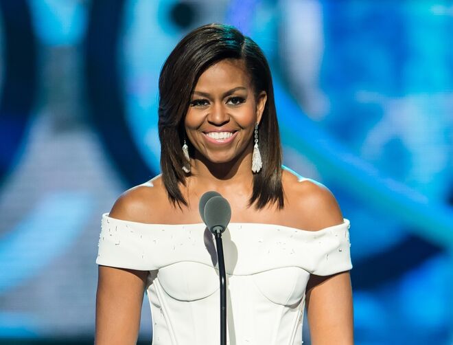 CAPRICÓRNIO – MICHELLE OBAMA | Terra-a-terra, prática e discreta são três características que definem perfeitamente a mulher Capricórnio e a antiga primeira-dama dos Estados Unidos, Michelle Obama. Embora tenham perfil de líderes, muitas vezes escolhem evitar as luzes da ribalta e exercem a sua influência quando ninguém está a ver; Michelle fez precisamente isso, apoiando o marido durante oito anos na Casa Branca e contribuindo, simultaneamente, para vários projetos solidários em todo o mundo.