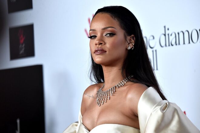 PEIXES – RIHANNA | À primeira vista, Rihanna pode não parecer a pessoa que melhor define o signo mais sensível e altruísta do zodíaco, mas a forma destemida como a cantora se comporta e apresenta é, na verdade, muito característica dos Peixes. Embora sejam muito atentos e dedicados às suas relações interpessoais, têm geralmente tendência para escaparem para os seus próprios universos com medo de absorverem a negatividade que os rodeia. O estilo excêntrico da cantora é mais um sinal de que, face ao mundo real onde vive, Rihanna escolhe criar uma personagem e uma realidade alternativas.