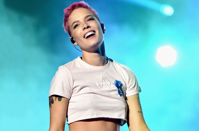 BALANÇA – HALSEY | A típica Balança é movida por amor e tem um forte sentido de justiça e de igualdade. A cantora Halsey, que tem várias vezes chamado a atenção sobre problemas sociais como o sexismo na indústria da música e a homofobia (num dos seus concertos mostrou um vídeo de casais do mesmo sexo a beijarem-se enquanto cantava a música Strangers, que conta a história de duas mulheres que se apaixonam), é o exemplo perfeito do equilíbrio e do empenho dos nativos de Balança.