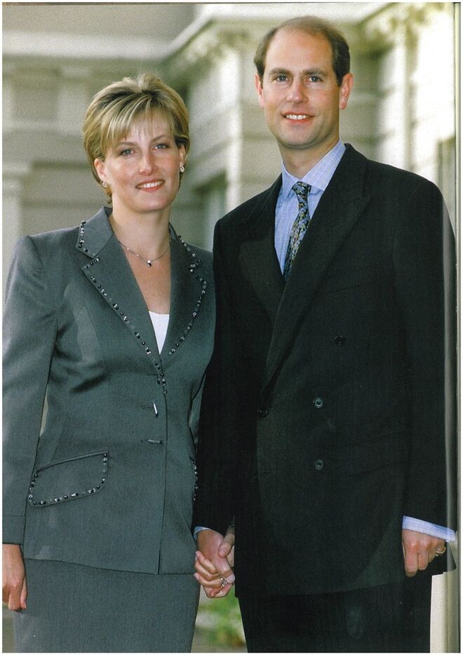 Príncipe Edward e Sophie Rhys Jones | Quando o anúncio do noivado foi feito não causou grande frenesim, já que o jornal inglês The Sun se antecipou horas antes do comunicado oficial, a 6 de janeiro de 1999. O casal posou para a fotografia oficial no Palácio St James e consta que Sophie fez um ultimato ao príncipe relativamente ao casamento, tendo em conta que já estavam numa relação com mais de cinco anos. 