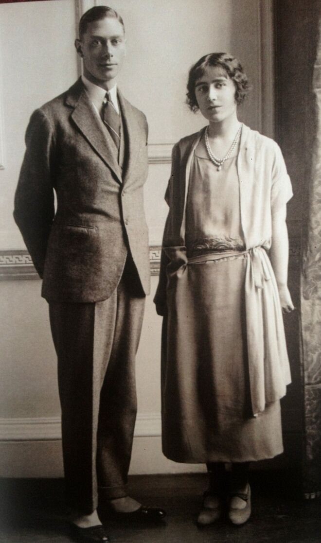 Rainha Mãe (Elizabeth) e Rei George VI | Depois de tr sido pedida em casamento três vezes, Lady Elizabeth Bowes-Lyon disse o ‘sim’ ao Rei George, e o anúncio foi feito no Court Circular – a fonte de comunicações oficial da realeza na época – em janeiro de 1923. O casal tirou uma fotografia nesse dia para assinalar a data, na casa de Elizabeth em Londres. 
