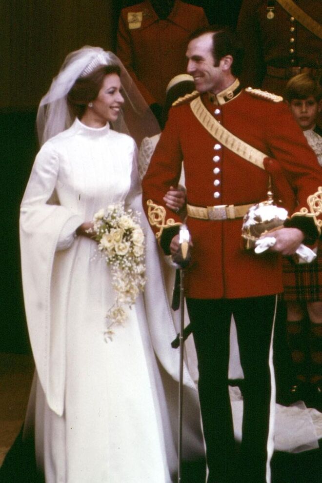 Princesa Ana e Timothy Laurence | Depois do casamento de Ana com Mark Phillips ter terminado em abril de 1992, o anúncio do seu noivado com o comandante da Royal Navy Timothy Laurence foi feito poucos meses depois, a 5 de dezembro desse ano. Este anúncio deu muito pouco nas vistas, ao contrário do seu anterior noivado, e nem sequer teve direito a fotografia oficial. O Palácio de Buckingham apenas divulgou o anúncio por escrito a um sábado. O casal casou alguns dias depois, a 12 de dezembro, em Balmoral (Escócia). 