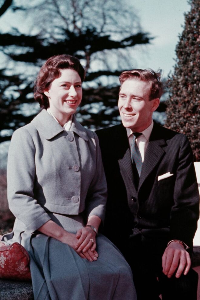 Princesa Margarida e Anthony Armstrong-Jones | O anúncio de noivado entre a irmã da rainha, a Princesa Margarida e o fotógrafo Anthony Armstrong-Jones, foi feito através da rádio, em fevereiro de 1960. De acordo com a autora da biografia de Lord Snowdon, Anne De Courcy, o casal ficou noivo pouco antes do Natal de 1959, mas esperaram para fazer o anúncio depois do nascimento do Príncipe André, a pedido de Isabel II. Para a fotografia oficial, o casal posou nos jardins do castelo de Windsor.