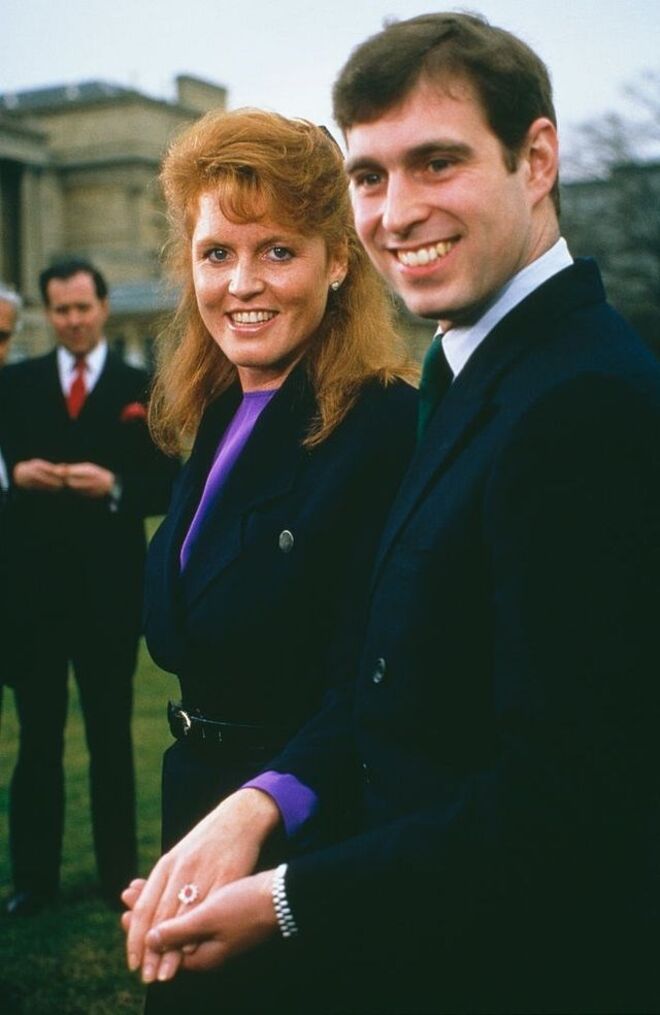 Príncipe André e Sarah Ferguson | O anúncio foi feito aos portões do Palácio de Buckingham, no dia 19 de março de 1986. O comunicado tinha apenas uma linha, na qual se podia ler que a rainha e o Duque de Edinburgo estavam ‘bastante satisfeitos’ por anunciar a união. Depois disso, o casal deu uma entrevista conjunta à BBC e à ITV onde deram gargalhadas e contaram o que cada um viu um no outro para se terem apaixonado. Para André foi o cabelo ruivo de Sarah. 
