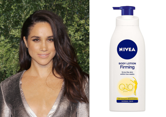 MEGHAN MARKLE | A atriz de Suits que ficou recentemente noiva do príncipe Harry contou ao site Beauty Banter que a loção corporal refirmante Nívea Q10 (€6,50) é um dos seus produtos favoritos. “Uso-a religiosamente. Para ser sincera, é o meu produto favorito do mercado. Compraria uma caixa inteira se soubesse que não voltaria a encontrá-la à venda.”