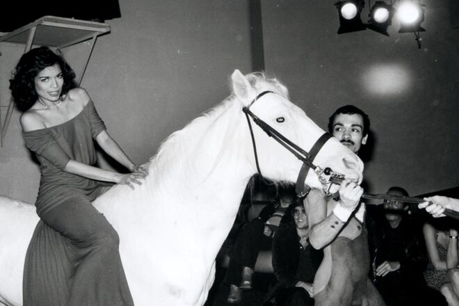 Na festa de anos do designer Halston, no Studio 54