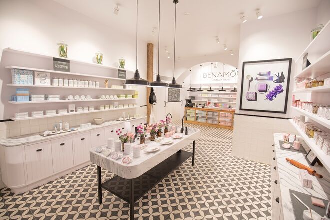 A loja Benamôr fica na Rua dos Bacalhoeiros, 20-A, Lisboa.
