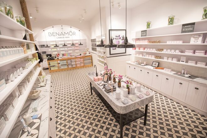 A loja Benamôr fica na Rua dos Bacalhoeiros, 20-A, Lisboa.