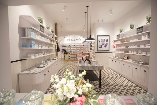 A loja Benamôr fica na Rua dos Bacalhoeiros, 20-A, Lisboa.