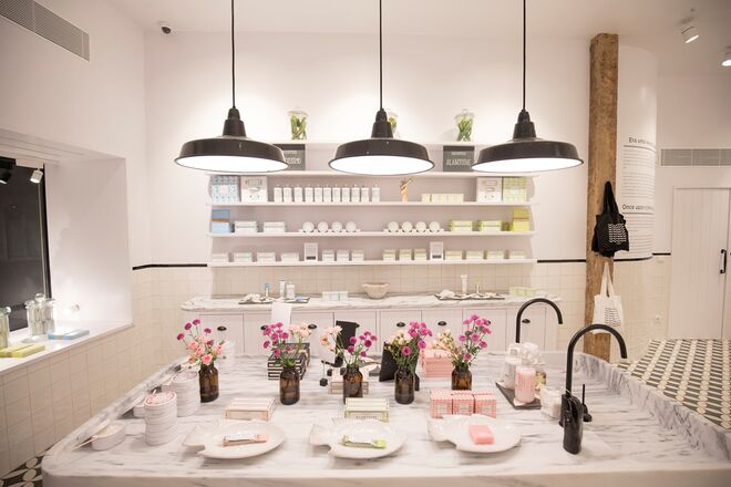 A loja Benamôr fica na Rua dos Bacalhoeiros, 20-A, Lisboa.