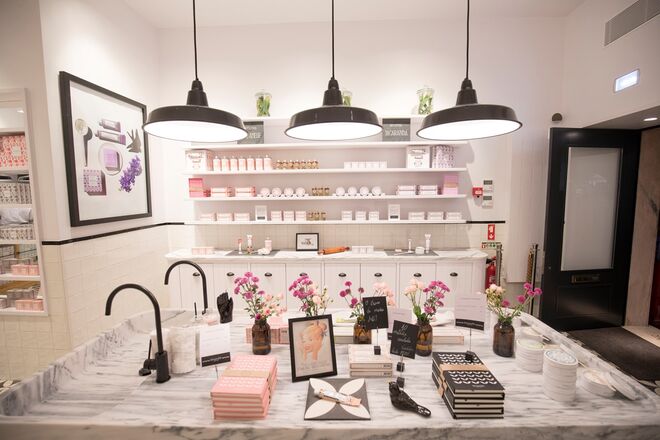 A loja Benamôr fica na Rua dos Bacalhoeiros, 20-A, Lisboa.