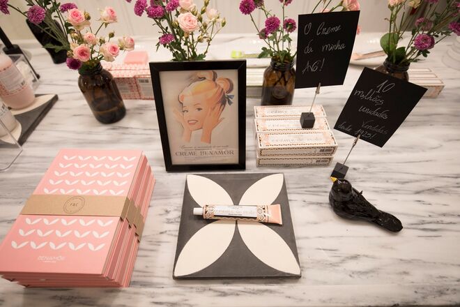 A loja Benamôr fica na Rua dos Bacalhoeiros, 20-A, Lisboa.