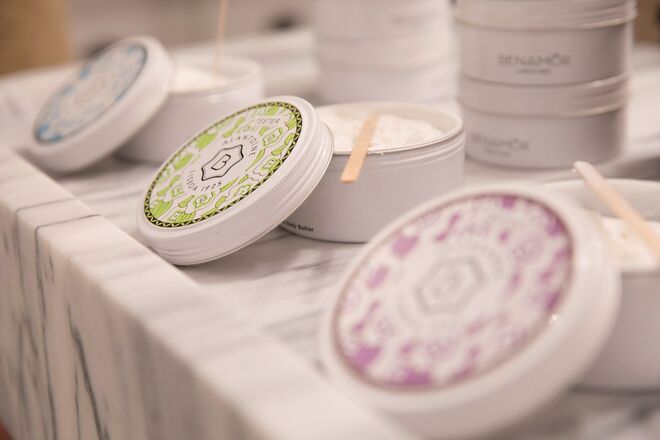 A loja Benamôr fica na Rua dos Bacalhoeiros, 20-A, Lisboa.