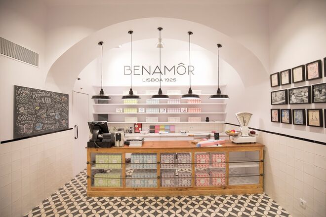 A loja Benamôr fica na Rua dos Bacalhoeiros, 20-A, Lisboa.