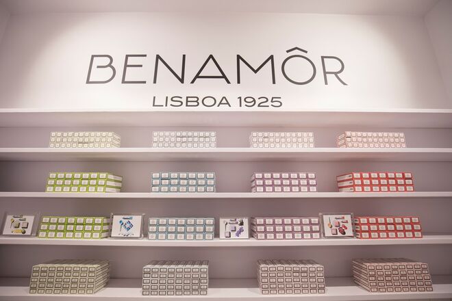A loja Benamôr fica na Rua dos Bacalhoeiros, 20-A, Lisboa.