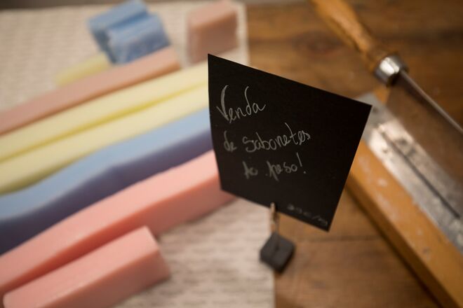 A loja Benamôr fica na Rua dos Bacalhoeiros, 20-A, Lisboa.