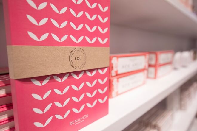 A loja Benamôr fica na Rua dos Bacalhoeiros, 20-A, Lisboa.