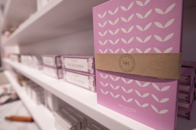 A loja Benamôr fica na Rua dos Bacalhoeiros, 20-A, Lisboa.