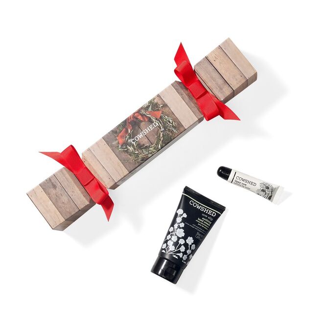 Cracker For Her: Creme de mãos Cow Slip (50 ml) + Bálsamo de Lábios Lippy Cow (5 ml), €16,50, Cowshed, no El Corte Inglés e na Fair Bazaar, na Embaixada, Lisboa